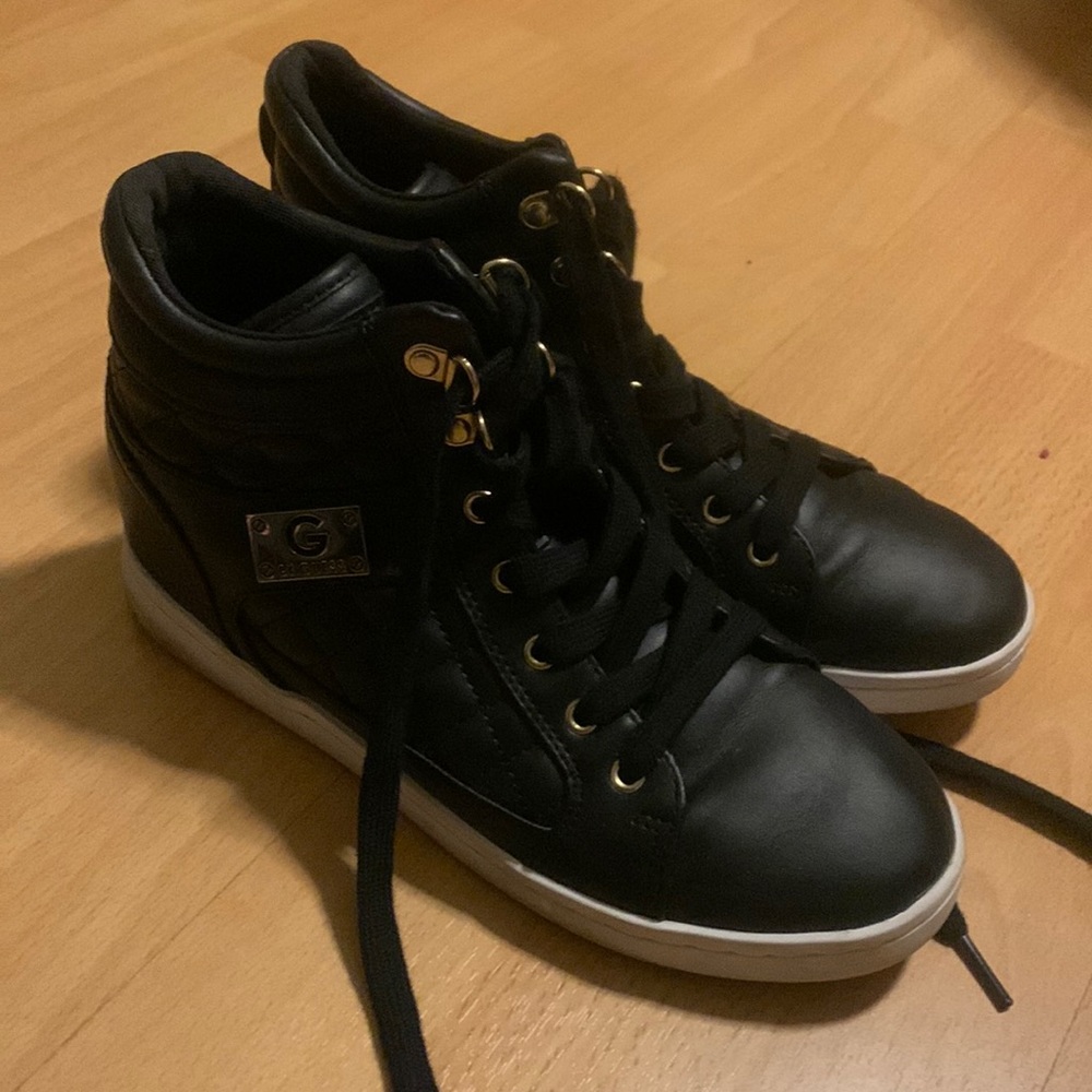 Guess platform shoe // black // size 8 // good condition